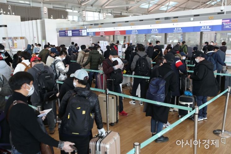 6일 인천국제공항 1터미널에서 중국 산동항공 이용객들이 출국 준비를 하고 있다. /문호남 기자 munonam@