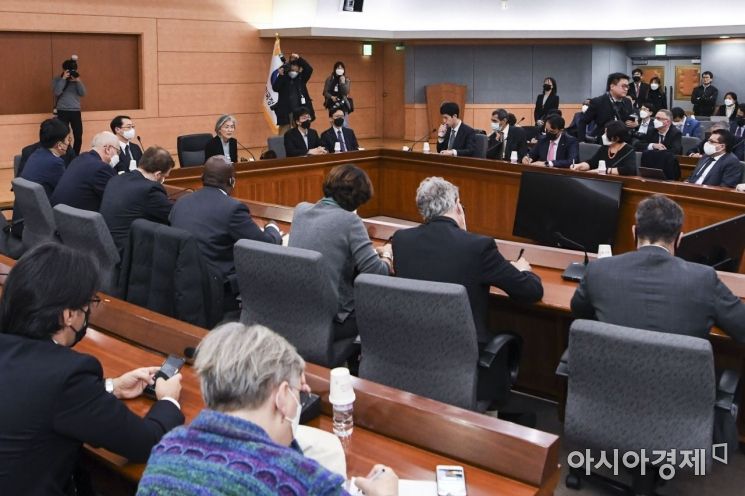 강경화 외교부 장관이 6일 서울 종로구 외교부 청사에서 열린 코로나19 관련 주한 외교단 설명회에서 발언하고 있다. /문호남 기자 munonam@