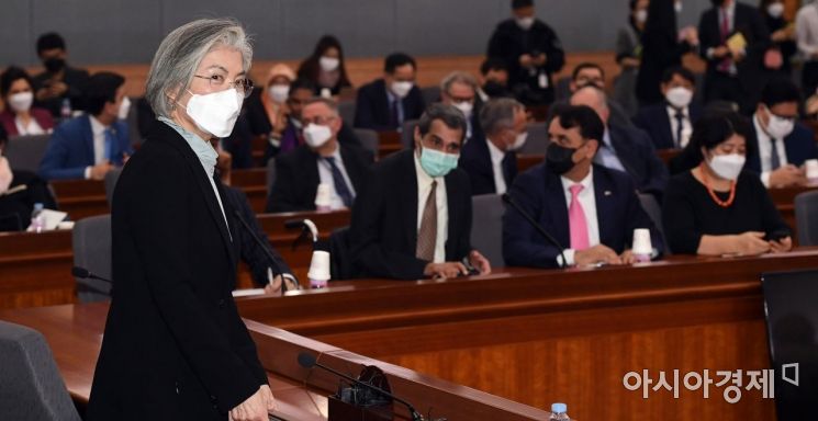 [포토]코로나19 관련 주한 외교단 설명회 연 강경화 장관 