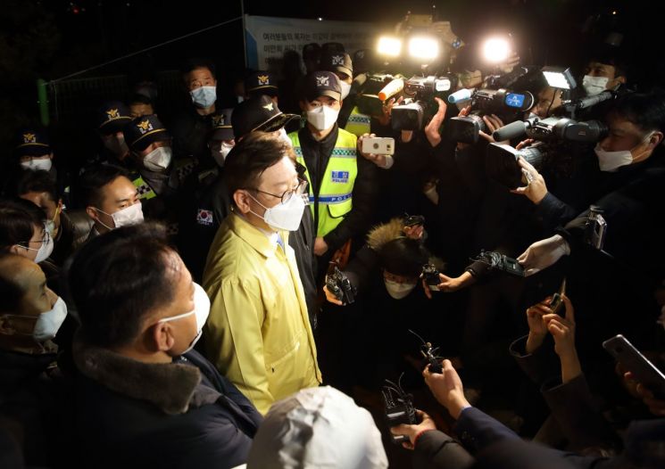 지난 2일 저녁 이만희 신천지예수교 총회장의 검체 채취 등 역학조사를 위해 가평군 신천지예수교회 연수원(평화의 궁전)을 찾은 이재명 경기도지사가 취재진의 질문에 답하고 있다