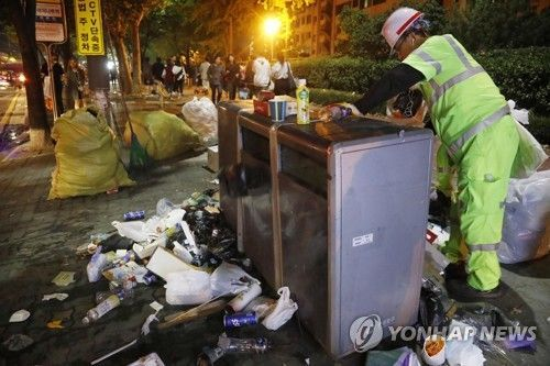 환경미화원이 거리 쓰레기를 정리하고 있다. [이미지출처=연합뉴스]