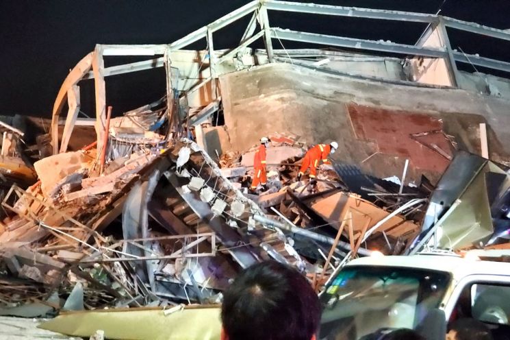 중국, 코로나19 격리시설 붕괴…70명 매몰 