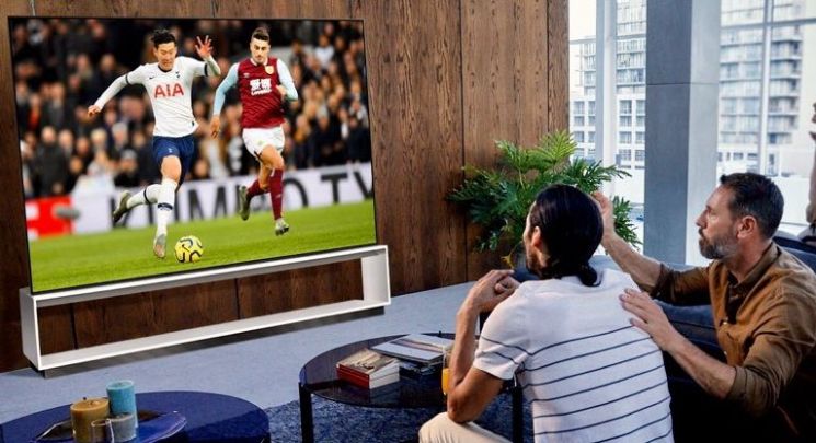 LG전자 英토트넘 경기 영상 '리얼 8K' TV 담는다…독점 시연