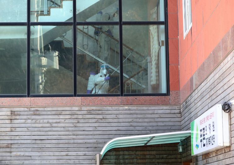 이달 5일 경북 봉화 푸른요양원에서 방역 관계자들이 실내 소독을 하고 있다.(사진=연합뉴스)
