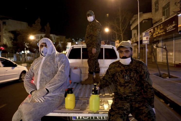 이란 혁명수비대 대원들이 이달 4일(현지시간) 테헤란 시내에서 신종 코로나바이러스감염증(코로나19) 방역작업을 하고 있다. (테헤란 AP=연합뉴스)