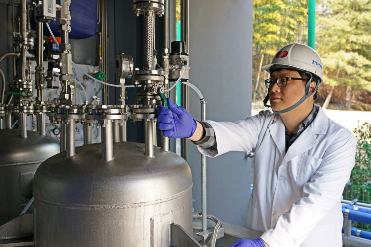 한국전력공사 관계자가 수소저장 액체기술(LOHC) 설비를 작동하는 모습.(사진제공=한국전력공사)