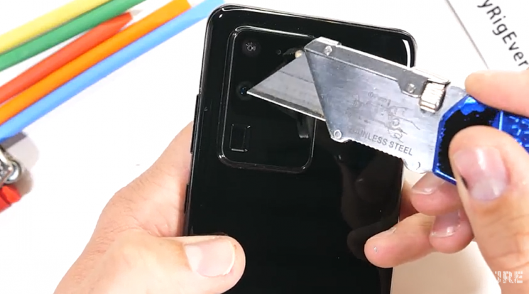 긁고 지지고 구부려도 거뜬한 '갤럭시S20 울트라'