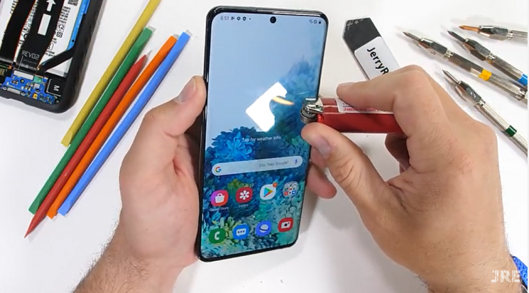 긁고 지지고 구부려도 거뜬한 '갤럭시S20 울트라'