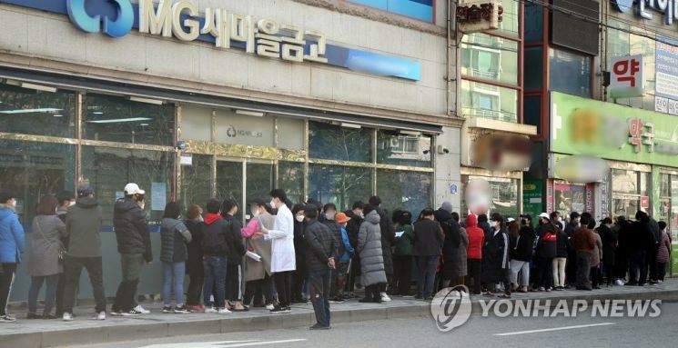 8일 전북 전주시의 한 약국 앞으로 시민들이 공적 마스크를 구매하려고 길게 줄을 서 있다. / 사진=연합뉴스