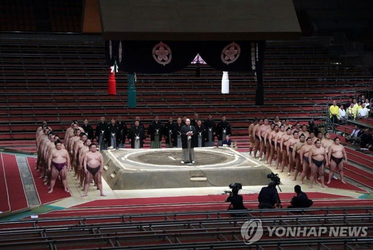 [포토] 무관중이지만… 스모는 계속된다