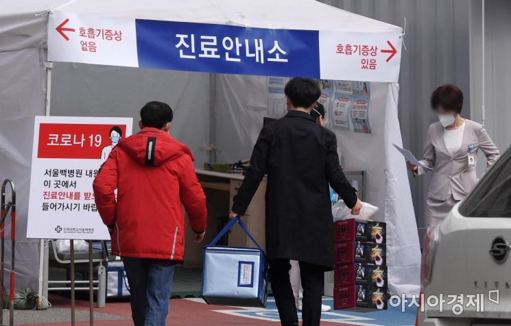 대구 거주 사실을 숨긴 채 입원했다가 신종 코로나바이러스 감염증(코로나19)으로 확진된 환자로 인해 폐쇄된 서울 중구 백병원 앞에서 9일 의료진과 관계자가 검체박스를 옮기고 있다./김현민 기자 kimhyun81@