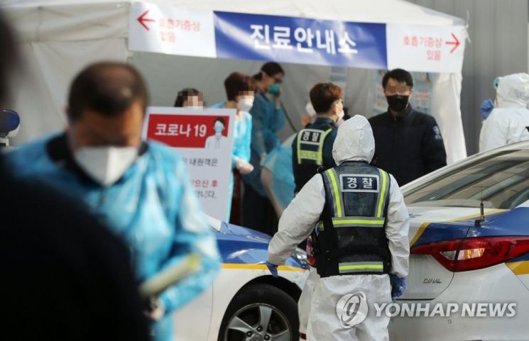 대구 거주 사실을 숨긴 채 입원했다가 신종 코로나바이러스 감염증(코로나19)으로 확진된 환자로 인해 폐쇄된 서울 중구 백병원 앞에서 9일 의료진 등 병원 관계자와 경찰 등이 분주하게 움직이고 있다. [이미지출처=연합뉴스]