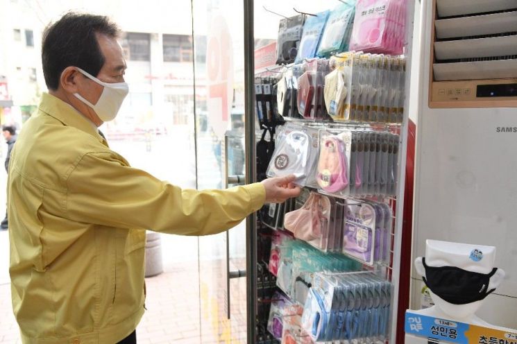 정세균 국무총리가 '마스크 5부제' 시행 첫날인 9일 대구의 한 약국을 찾아 마스크 판매 상황을 점검하고 있다.
