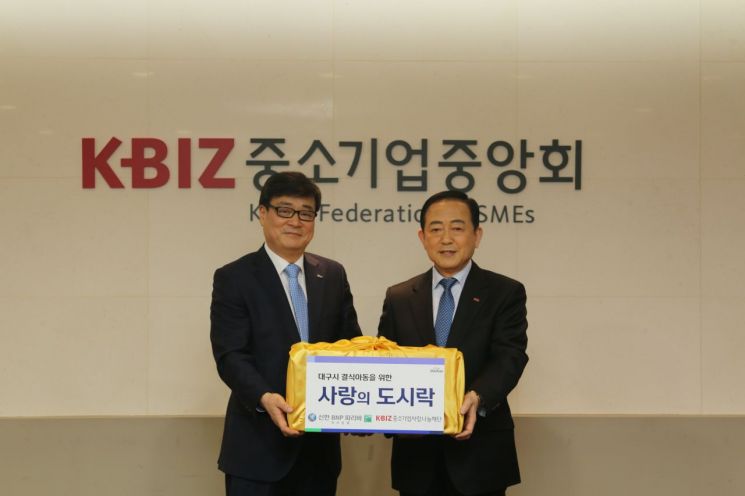 이창구 신한BNP파리바자산운용 대표(왼쪽)과 김영래 중소기업사랑나눔재단 이사장(제공=신한BNP파리바자산운용)