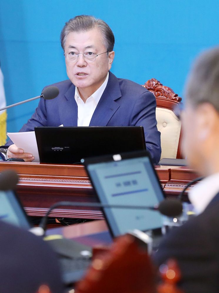 文대통령 "코로나19, 낙관 금물…소규모 집단감염·세계 유행 '긴장'"