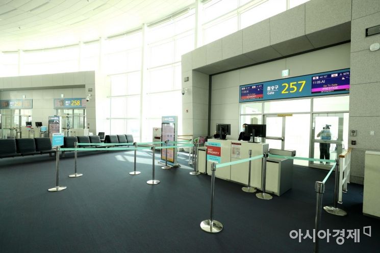 9일 인천국제공항 2터미널 일본 오사카 간사이행 대한항공 KE727편 탑승구 앞이 한산하다. 이 항공편 이용객은 8명뿐이었다. /문호남 기자 munonam@
