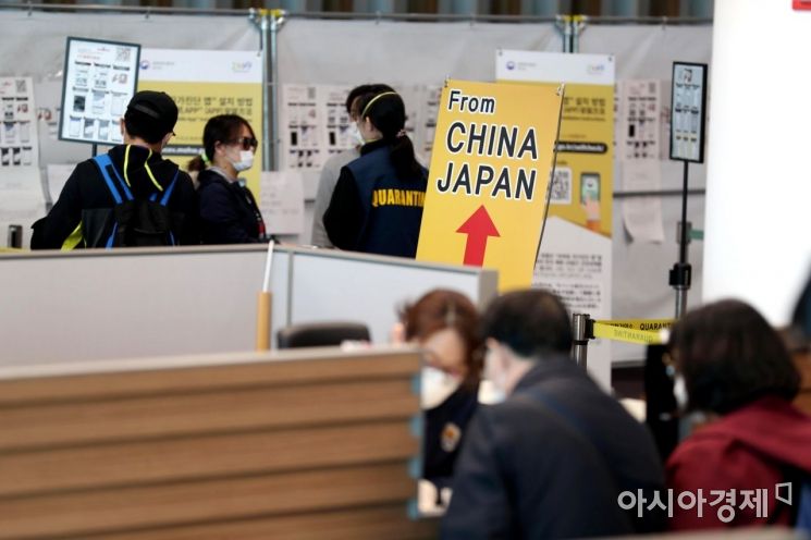 9일 인천국제공항 2터미널에서 일본발 여객기를 타고 도착한 승객들이 검역과 연락처 확인 등의 특별입국절차를 거치고 있다. /문호남 기자 munonam@