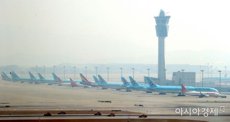 9일 인천국제공항 주기장에 항공기들이 멈춰 서 있다. /문호남 기자 munonam@