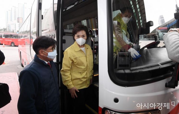 [포토] 고속버스 방역 점검하는 김현미 장관