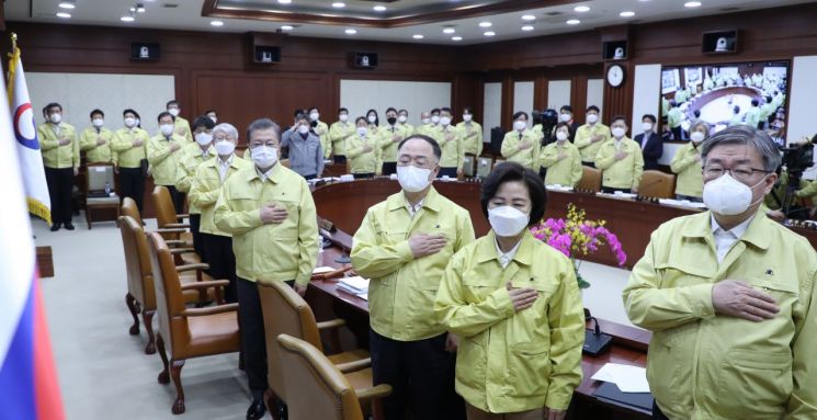 文대통령 주재 회의 달라진 풍경, 마스크가 사라졌네 