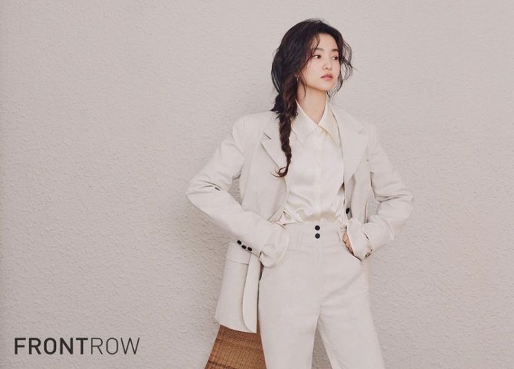 김태리의 슈트+트렌치코트, 프론트로우 '클래시 코튼 컬렉션'