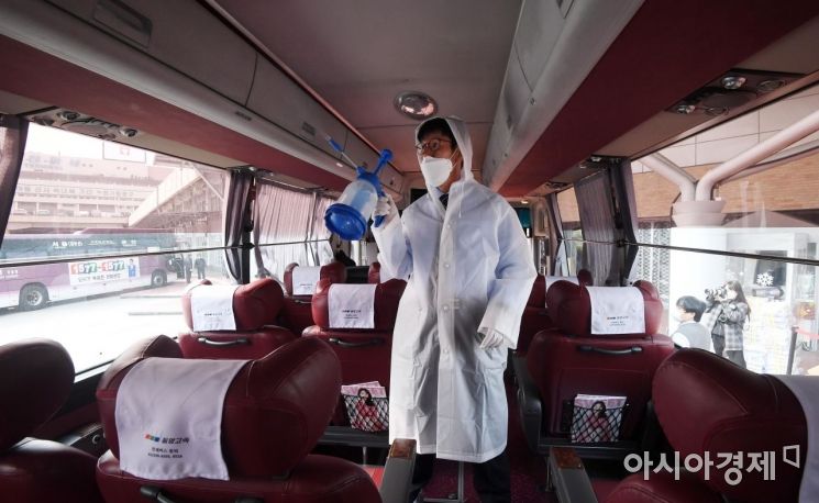 [포토] 승객 하차 후 소독하는 버스업체 직원