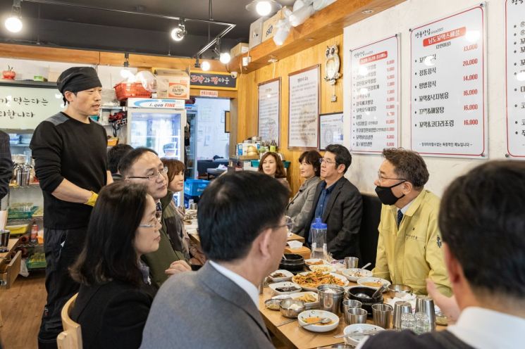 [포토]김선갑 광진구청장, 코로나19 피해 식당서 직원들과 오찬  