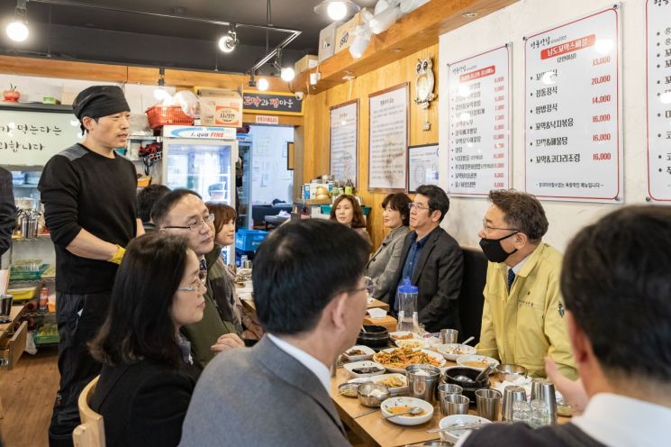 김선갑 광진구청장과 간부들이 코로나19로 인한 피해를 입은 식당을 찾아 오찬을 했다.