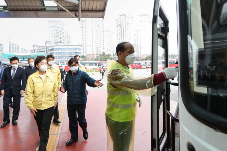김현미 국토부 장관 "버스, 고속도로 통행료 한시 면제"