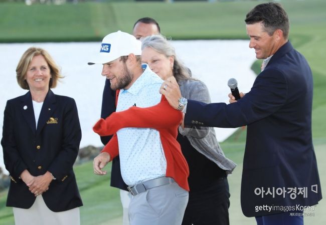 [골프토픽] '아널드파머 챔프' 해튼 "빨간색 카디건이 소중해~"