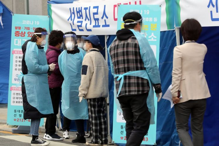 9일 서울 한 보건소에서 관계자들이 선별진료소를 찾은 시민을 안내하고 있다. [이미지출처=연합뉴스]
