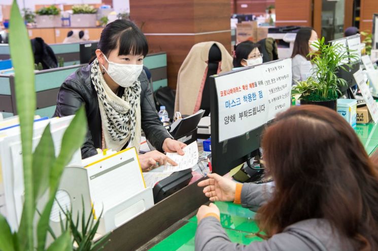 [포토]양천구청 직원들 마스크 착용 근무