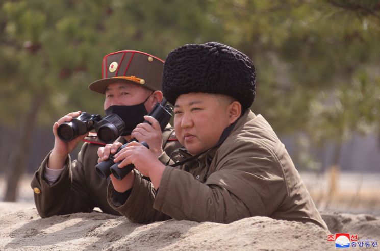 김정은 북한 국무위원장이 9일 전선장거리포병구분대의 화력타격훈련을 지도했다고 조선중앙통신이 10일 보도했다.