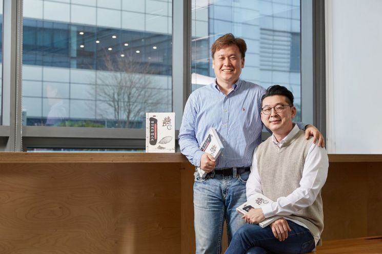 『패키지와 테스트』의 저자인 서민석 팀장(왼쪽)과 기획자인 이상익  SV Biz Model팀 TL

[사진=SK하이닉스]