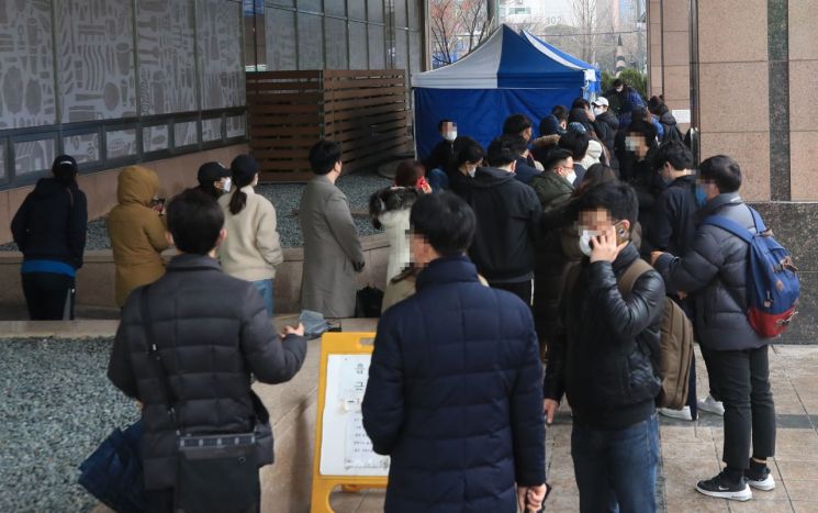 10일 오전 서울 구로구 신도림동 코리아빌딩 1층 외부에 설치된 선별진료소에 빌딩출입자들이 줄지어 서 있다. [이미지출처=연합뉴스]