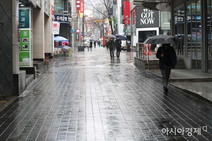 10일 서울 중구 명동이 코로나19 여파로 한산하다. /문호남 기자 munonam@