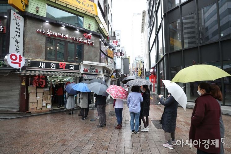 10일 서울 중구 명동의 한 약국에서 시민들이 공적 마스크를 구매하기 위해 줄을 서고 있다. /문호남 기자 munonam@