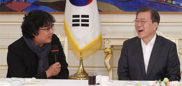 지난달 20일 청와대에서 열린 영화 '기생충' 제작진, 출연진 초청 오찬에 참석한 봉준호 감독(좌)과 문재인 대통령(우).사진=연합뉴스