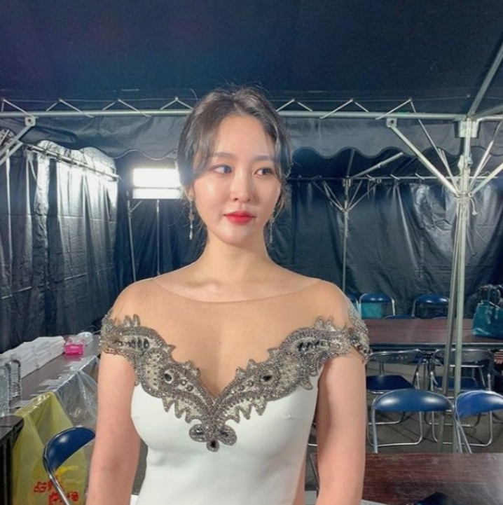 [Photo] Shin Ayoung in a Bold Dress