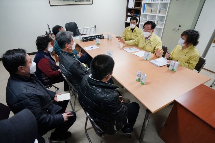 유덕열 동대문구청장 코로나 확진자 나온 이문동 아파트 찾아가 한 당부?