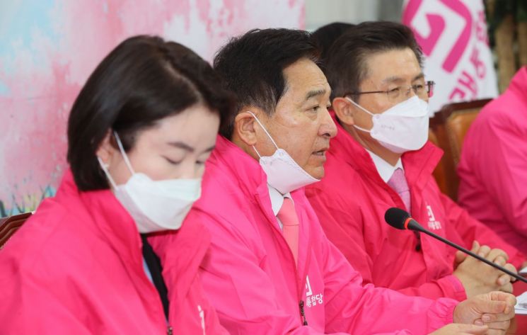 심재철 미래통합당 원내대표가 9일 국회에서 열린 최고위원회의에서 발언하고 있다. [이미지출처=연합뉴스]