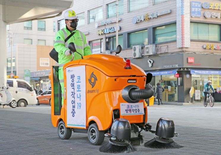 환경미화원이 5일 창동역 주변을 친환경 로봇청소기로 청소 하고 있다.