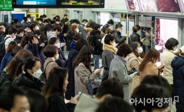 지난달 11일 서울 구로구 신도림역에서 시민들이 마스크를 쓰고 지하철을 이용하고 있다./사진=강진형 기자aymsdream@