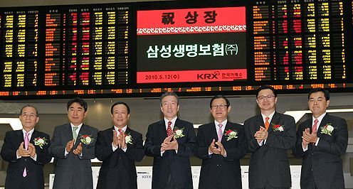 ▲삼성생명은 2010년 5월12일 서울 여의도 한국거래소에서 상장 기념식을 가졌다. (왼쪽부터)서진석 한국상장회사협의회 부회장, 이창호 한국거래소 유가증권시장본부장, 김봉수 한국거래소 이사장, 이수창 삼성생명 대표이사, 이우철 생명보험협회 회장, 유상호 한국투자증권 사장, 김종윤 골드만삭스증권 사장