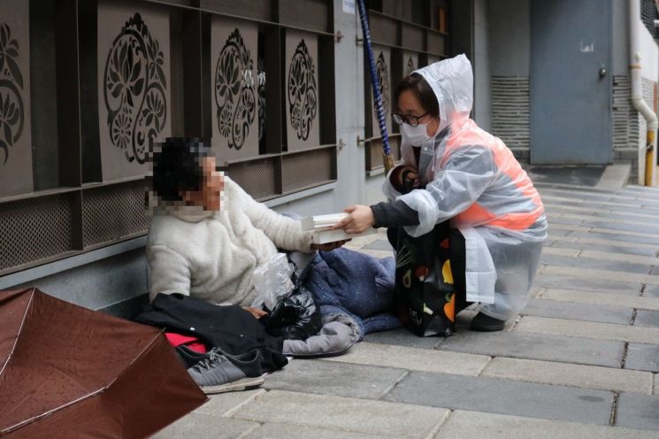 종로구, 결식 우려 노숙인들에 주먹밥 도시락 전달
