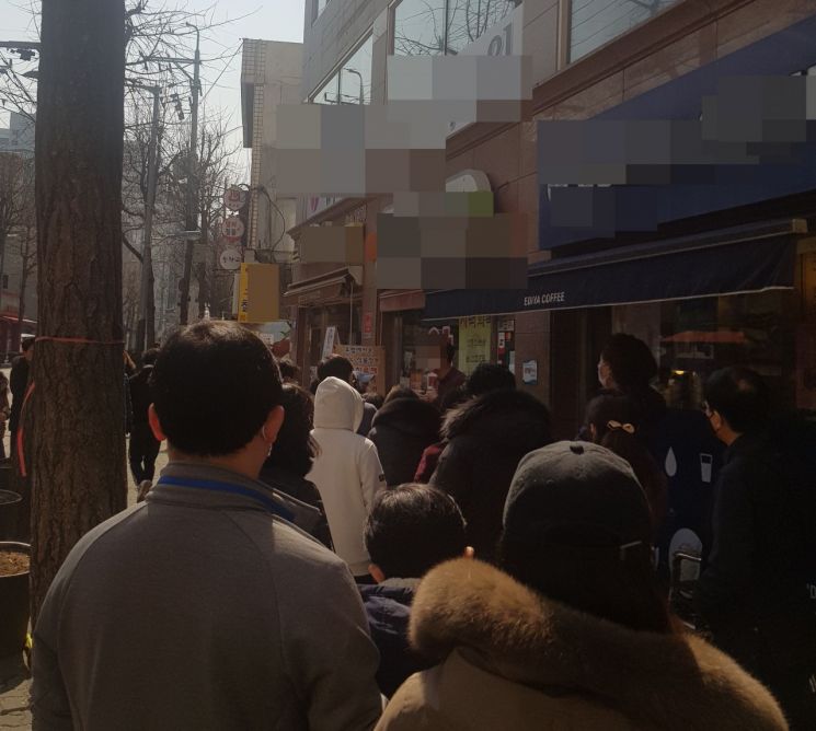 지난 8일 마스크 5부제가 실시되기 전 A약국 앞으로 구매 대기 줄이 늘어선 모습
