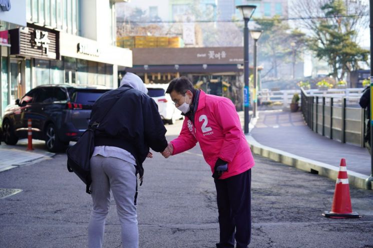 [포토] 종로구 평창동에서 출근 인사하는 황교안 통합당 대표