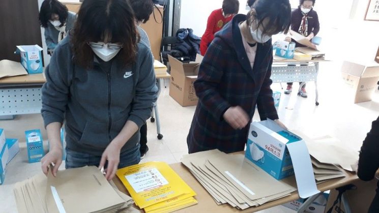 마스크 포장 장면