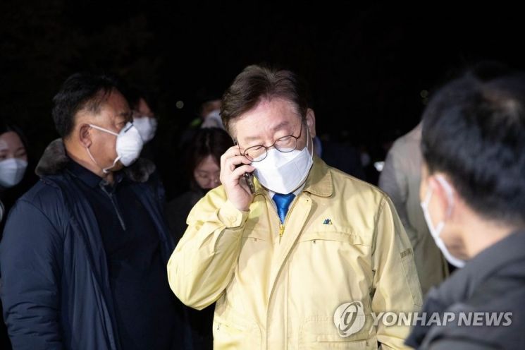 지난 2일 오후 경기도 가평군 신천지 연수원인 '평화의 궁전'에 이재명 경기도지사가 도착해 전화를 받고 있다. [이미지출처=연합뉴스]