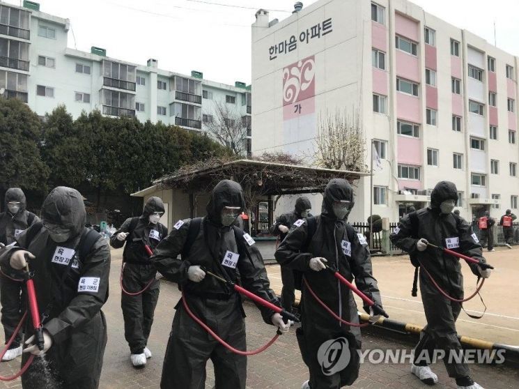 육군 2작전사령부는 지난 9일 집단 거주시설로는 처음으로 코호트 격리 중인 대구 달서구 한마음아파트 일대에서 대대적인 방역 및 소독을 했다. 2작사는 당분간 매주 3회 이 일대 방역활동에 나선다. [이미지출처=연합뉴스]